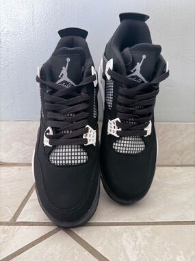 Jordan Men's Black and White Retro Sneakers